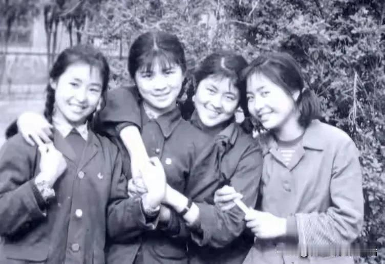 原来倪萍和迟蓬竟然是一个宿舍的同班同学，无话不谈的好闺蜜。两个人都是山东人，都