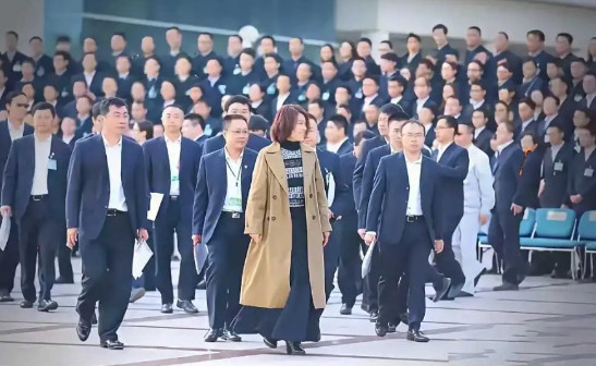 有没有发现，后面的大佬没有长胡子?
