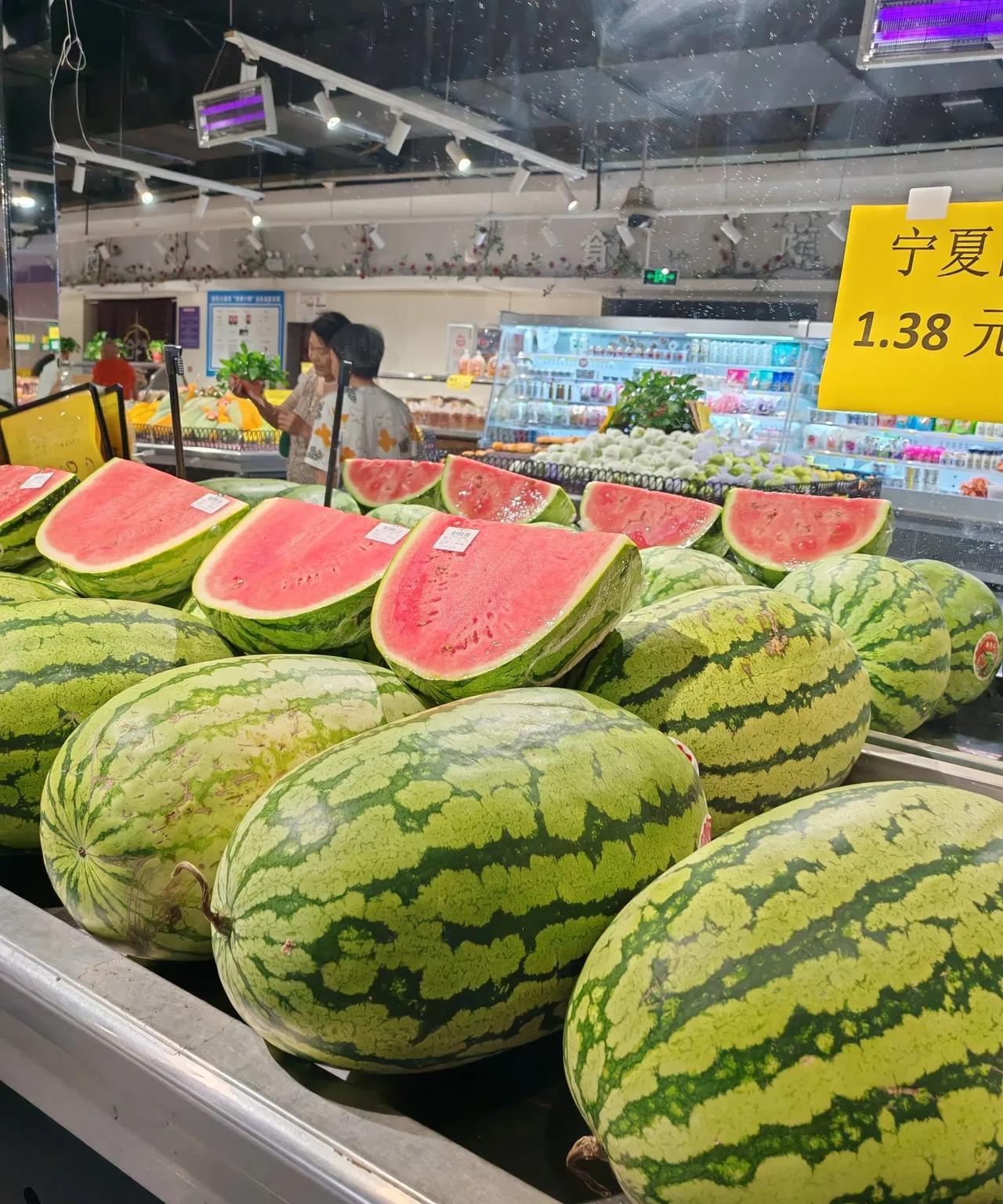 今年的宁夏西瓜不太好卖。7月14日，今天我去我朋友那里，他在我们这边的一家超市