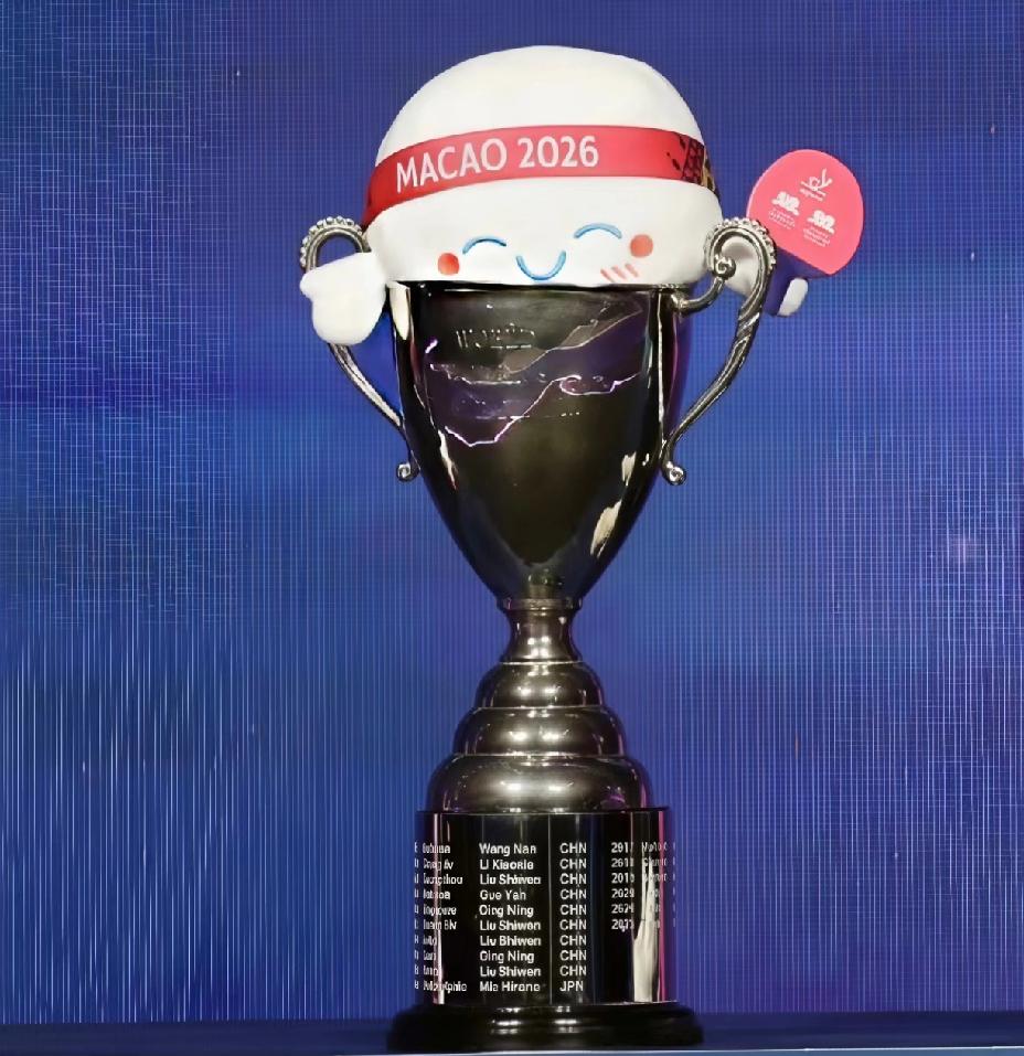 幸福的小波仔，日子怎么可能跟谁过都一样呢。赢了让坐奖杯里，还带大金牌，并