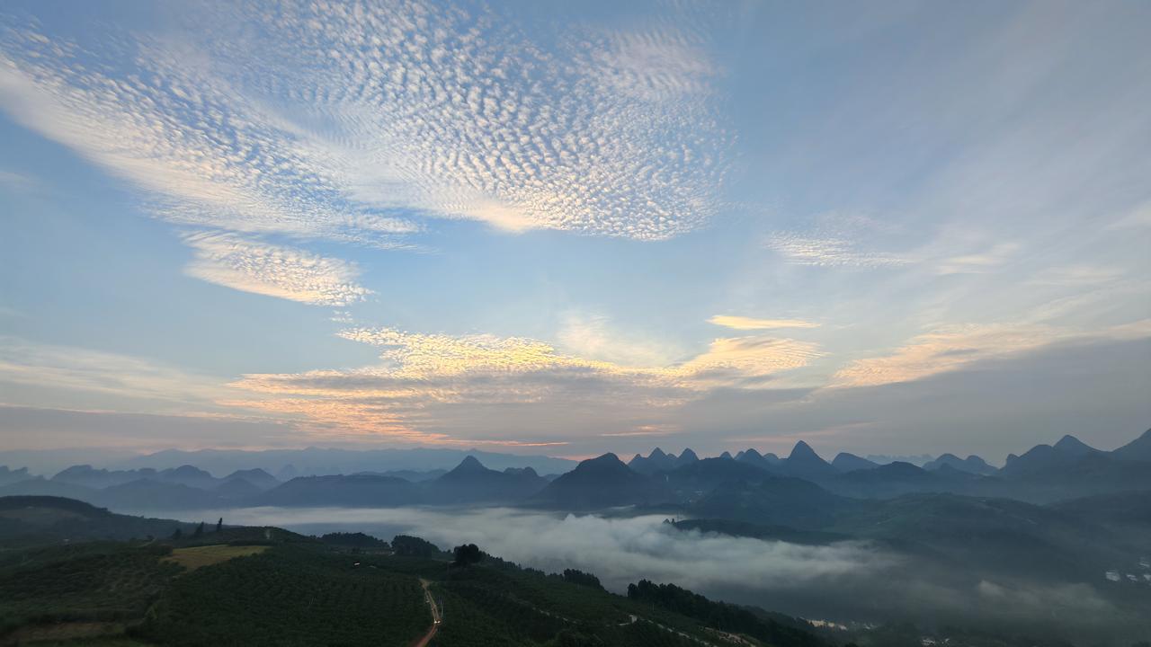 分享照片里的天空大美阳朔.漓江云海晨曦。（手机摄影）