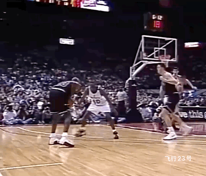 乔丹面对2米31的大高个怎么打？下面这个动图里飞人乔丹面对的是乔治·穆雷桑。他