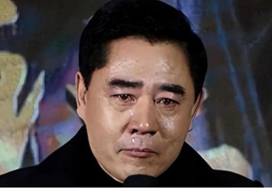 主持人曾问陈宝国：“你拍戏那么赚钱，能不能借我点钱花。”而陈宝国的话却引得全场震