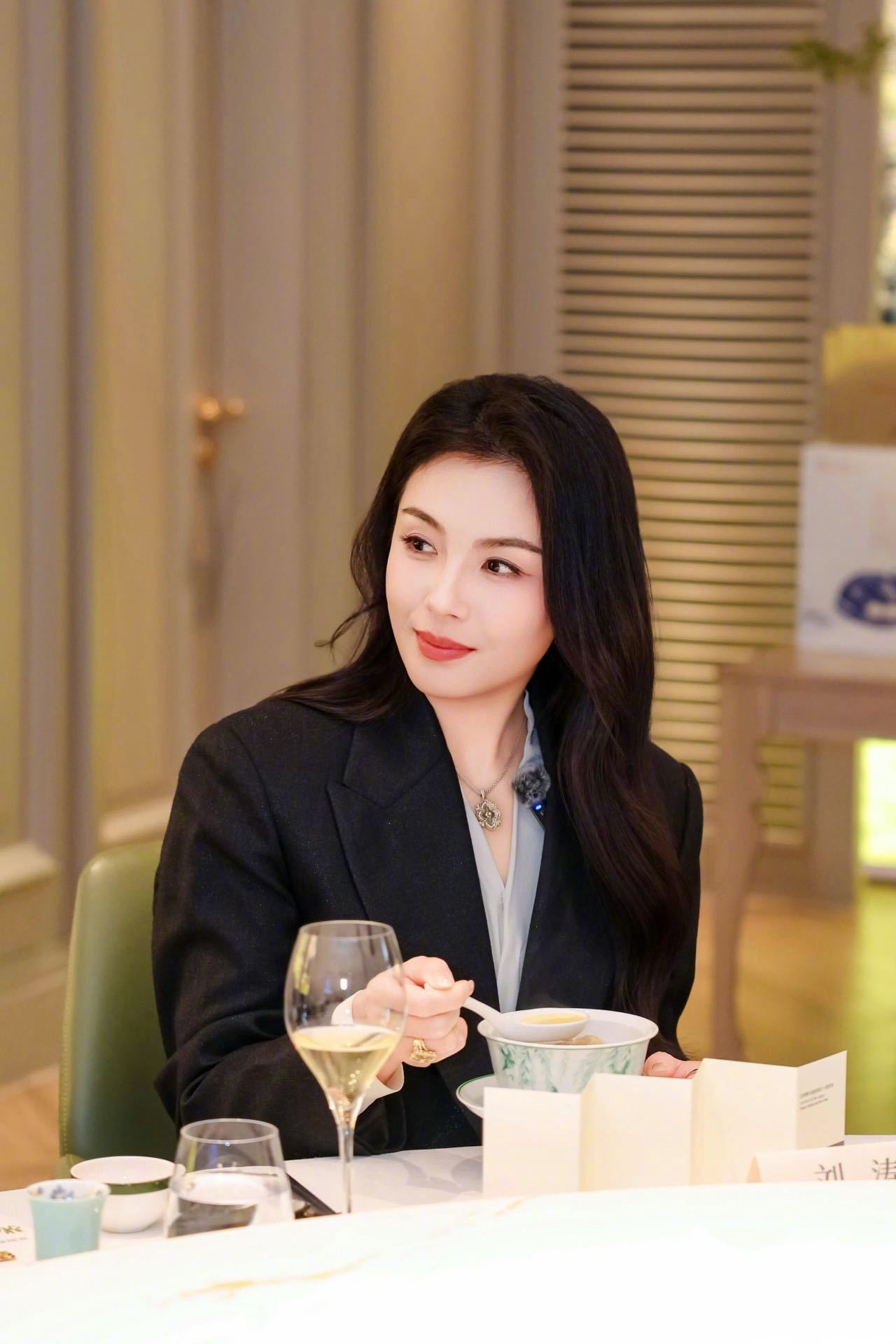 刘涛尝饕餮盛宴看吃饭美食配美脸，真的是种享受～涛姐对美食是真的很有自己的研究，