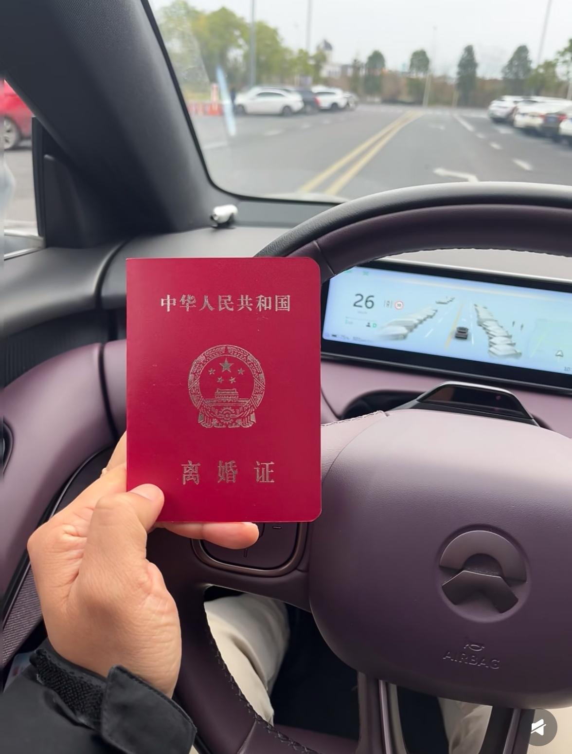 重庆一个男人，跟他前妻离婚十年了。晚上刷手机，瞥见前妻发了条朋友圈，是张