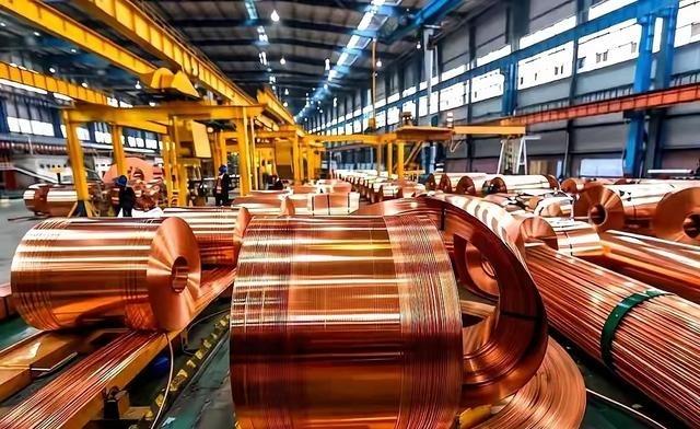 四万多吨铜，一夜之间，从亚洲的仓库里“蒸发”了。不是被偷了。是有人打了个招呼，说