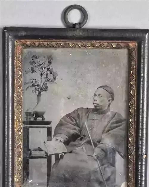 清朝末年，一位衣衫褴褛的男子，风尘仆仆地前去拜访岭南大儒朱次琦，恰逢大儒正在授课