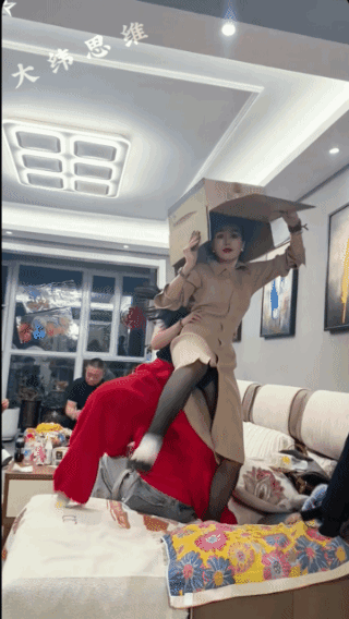 美女搞笑，废纸箱也能出奇效！