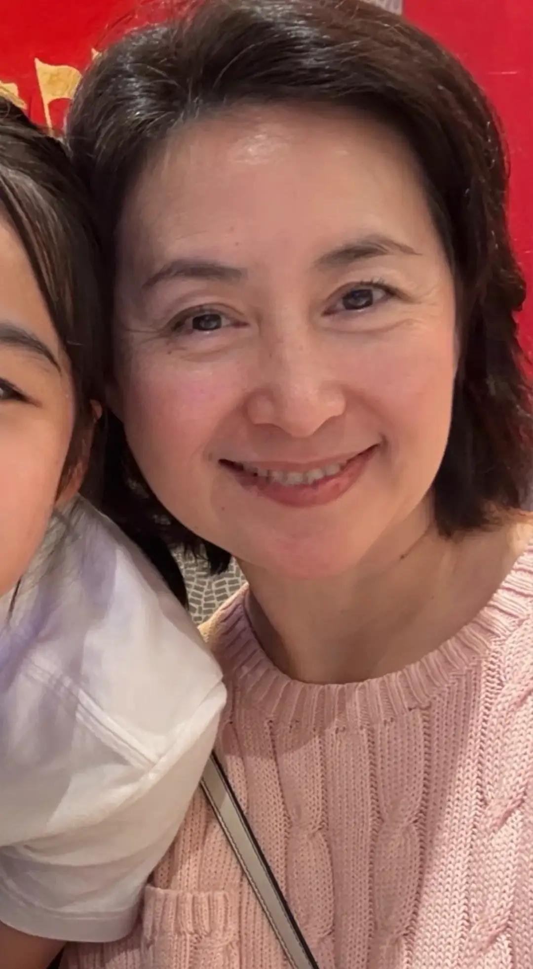 何超琼和干女儿曾昭仪一起聚餐，她身穿粉色拉夫劳伦针织衫，气色红润，脸上有雀斑，眼