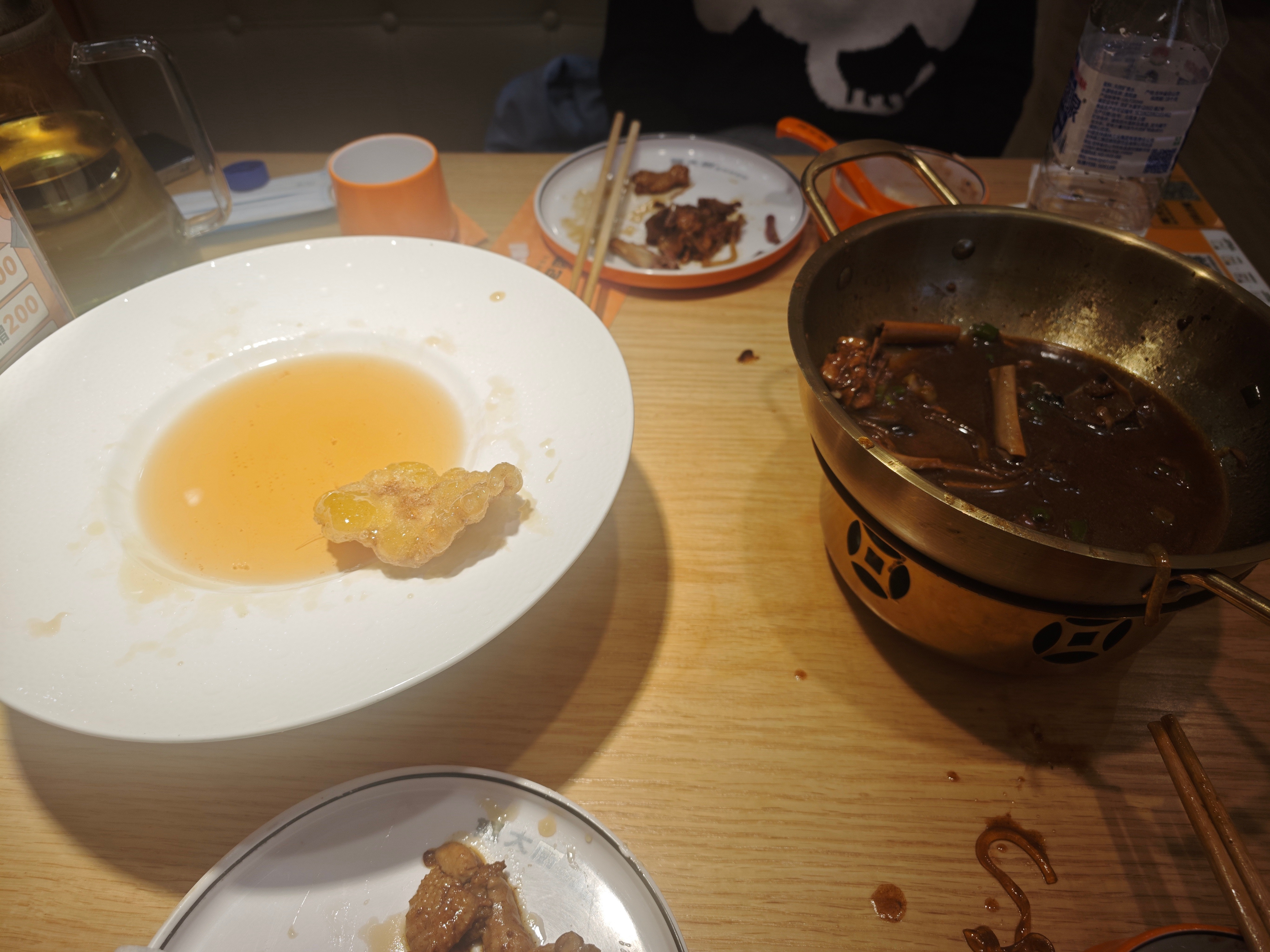 520趁着我妈有功夫看孩子，和老婆去吃锅包肉，正当我低头干完了小鸡炖蘑菇准备结账