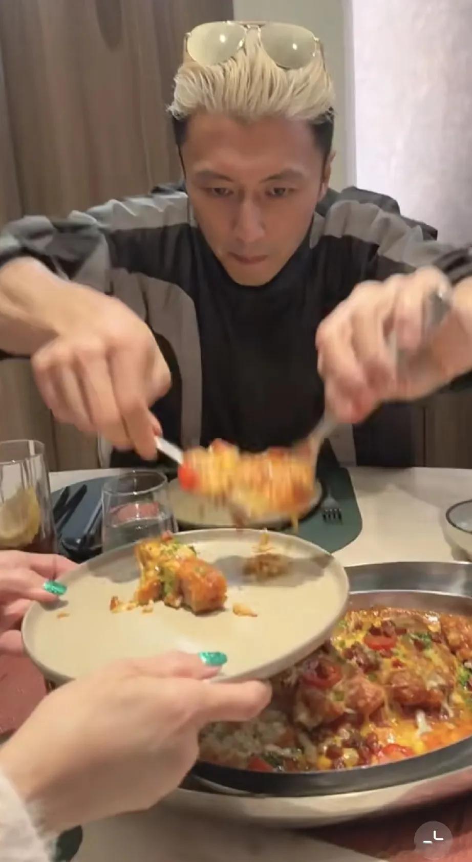 谢霆锋带母亲狄波拉一起在香港吃饭，狄波拉面容憔悴脸色苍白，谢霆锋眼窝深陷，抬头纹