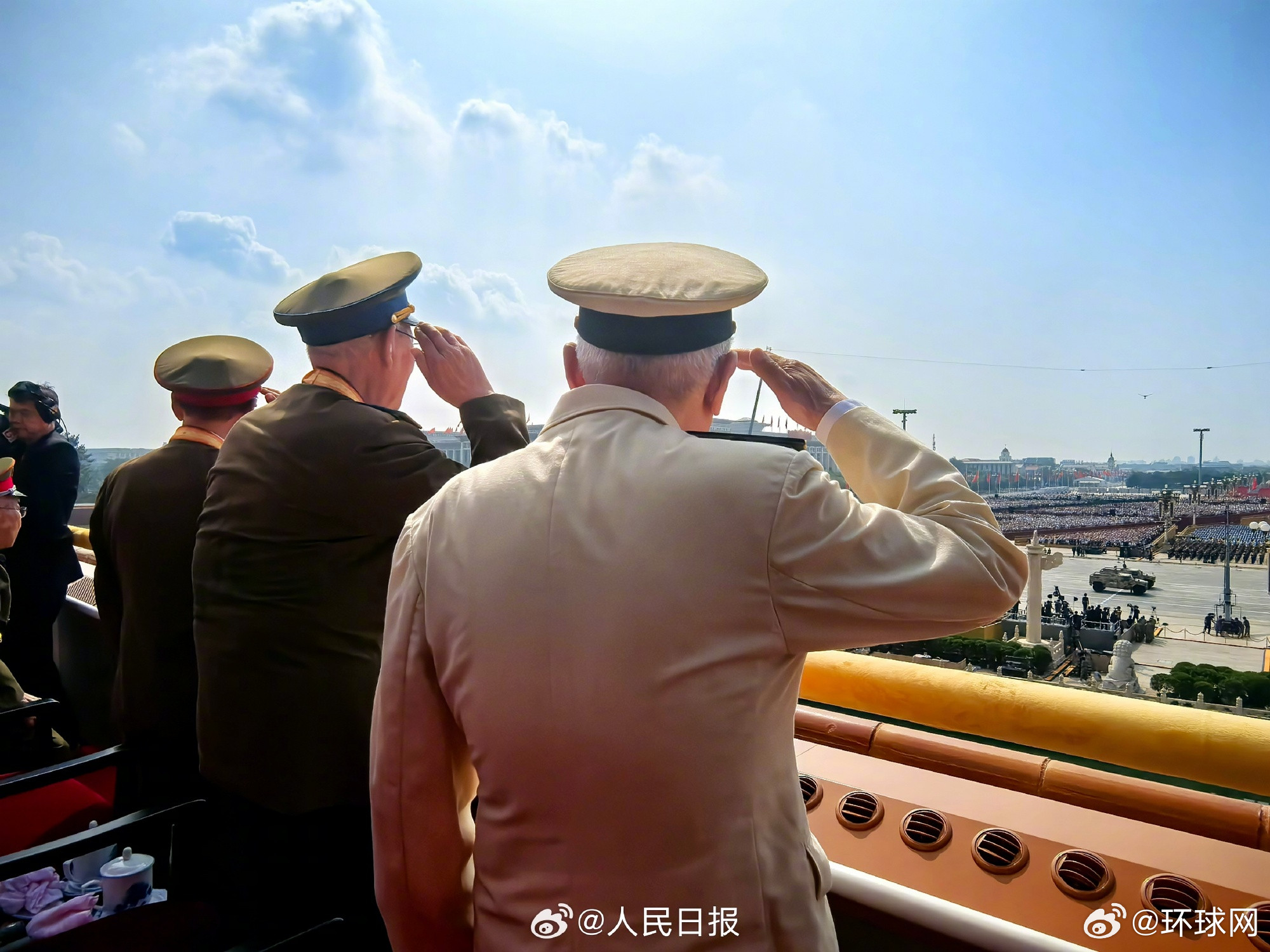 【真的泪目！#老战士起身敬礼场面看哭了#】阅兵式期间，天安门城楼上，参加过抗战的