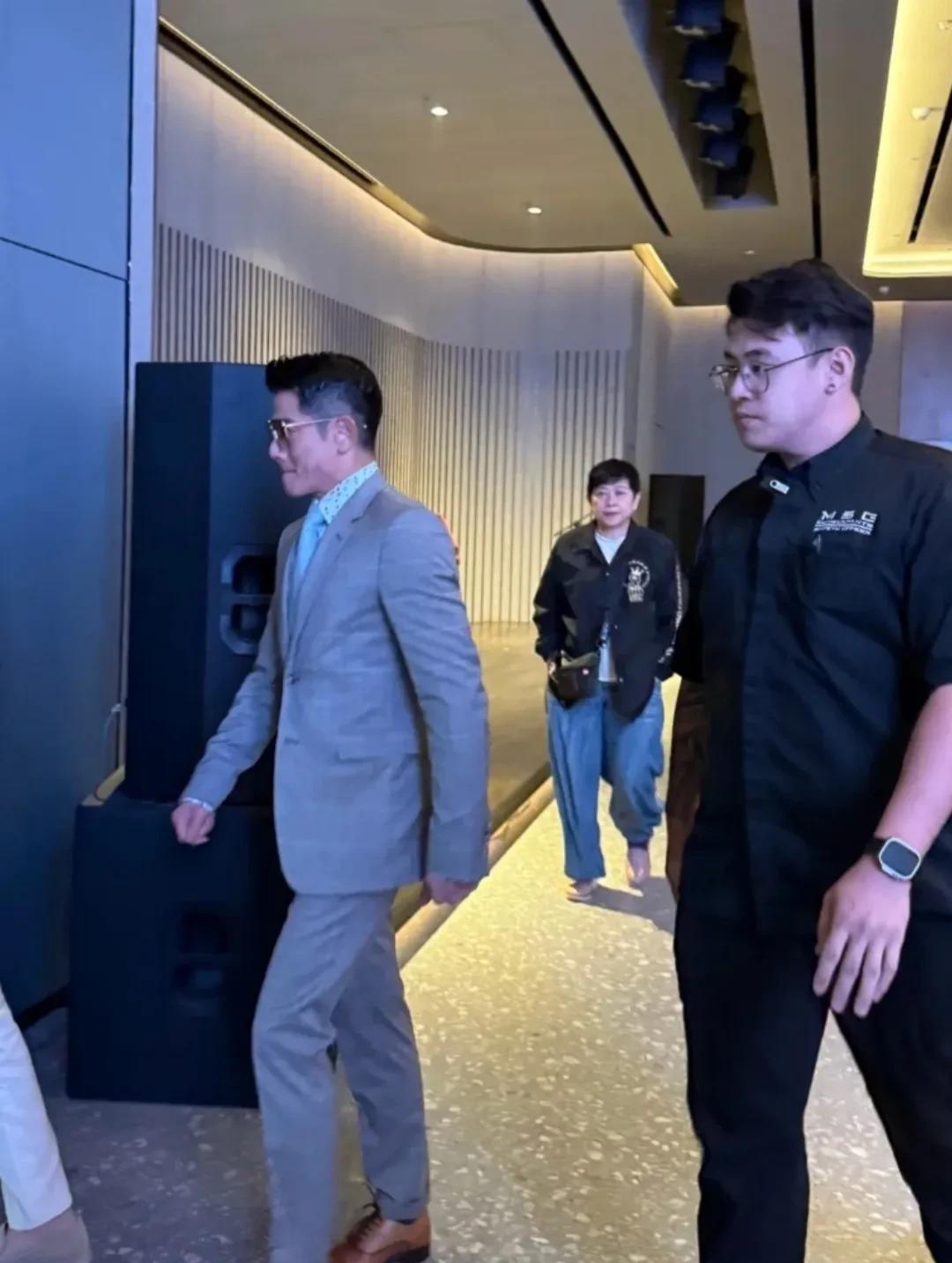 果然，天王跟西装是绝配！60岁的郭富城现身马来西亚出席活动，戴着茶色墨镜，一身
