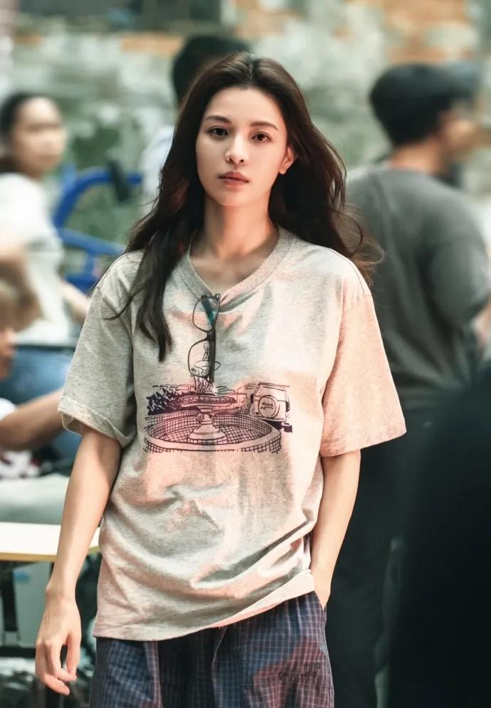 被钟楚曦的私服狠狠种草！✨钟楚曦真的好会穿！一身基础款也能穿出高级氛围感。