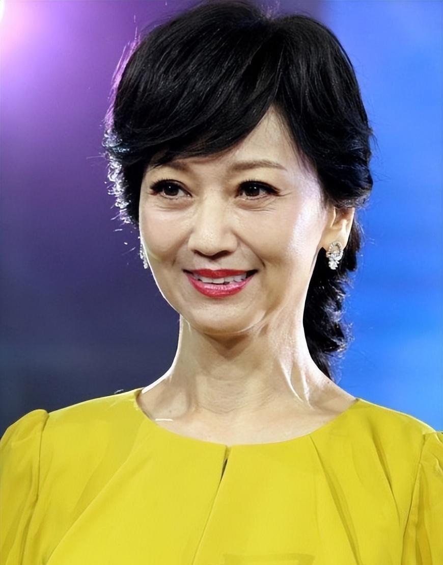 在很多人刻板印象里，女人老了就该素面朝天。可我觉得，年龄大了退休了，更得化妆打扮