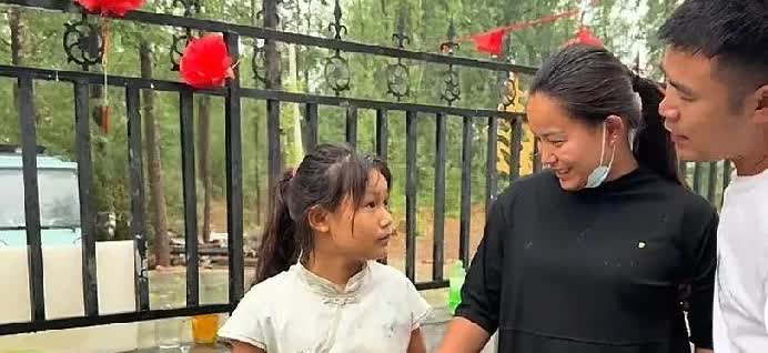 二婚阿杜快把瑶瑶说哭了阿杜既然作为一个继父，就应该对三个孩子一视同仁。二度去