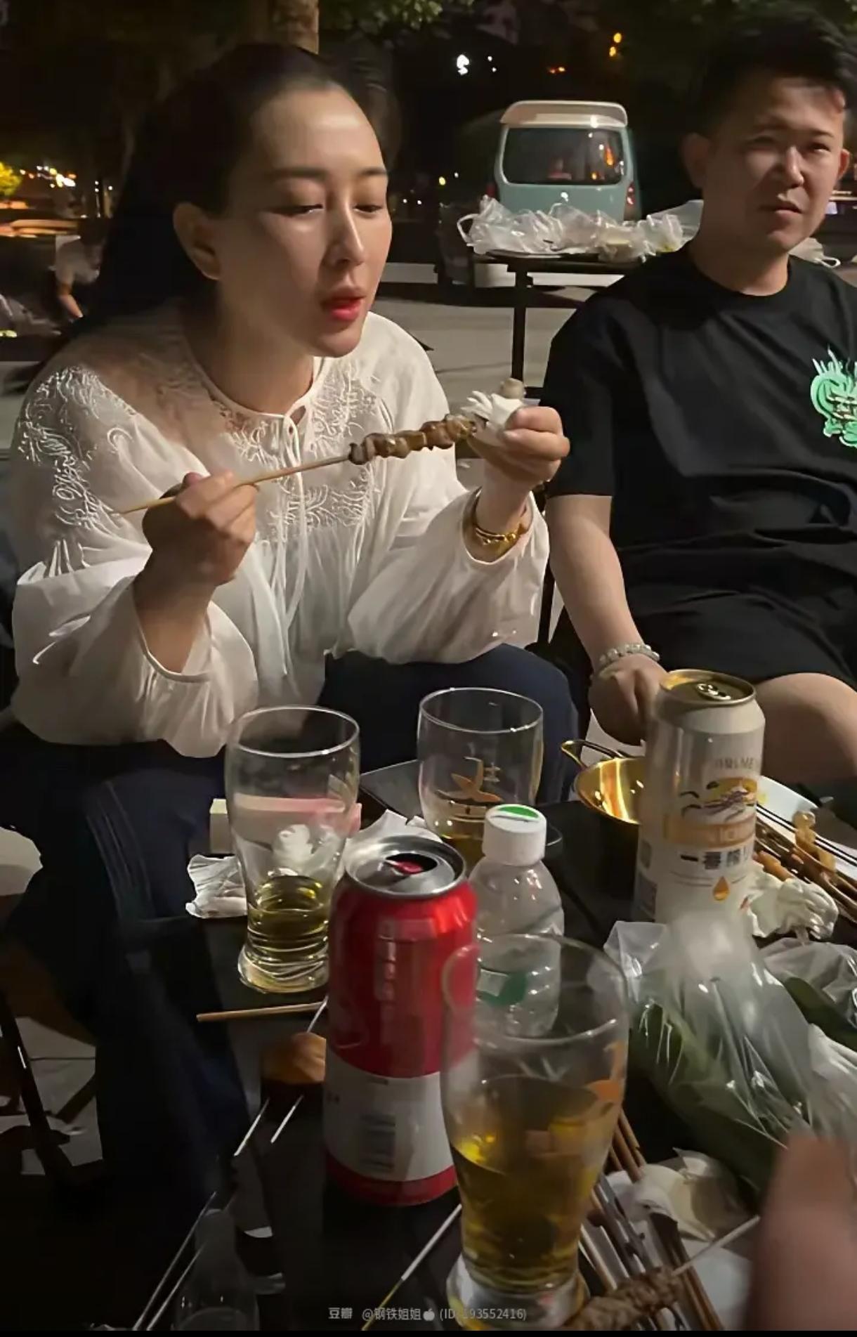 马苏皮肤好好，她人中长得真是俏皮。吃点烧烤，喝点啤酒，生活多美好。