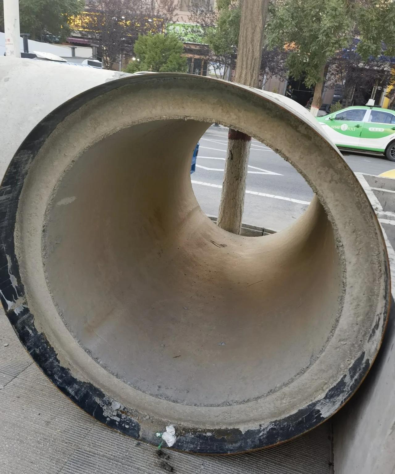 兰州为了解决城市积水，居然用了一人粗的水泥管，这下人们担心的大雨排水不畅的问题，
