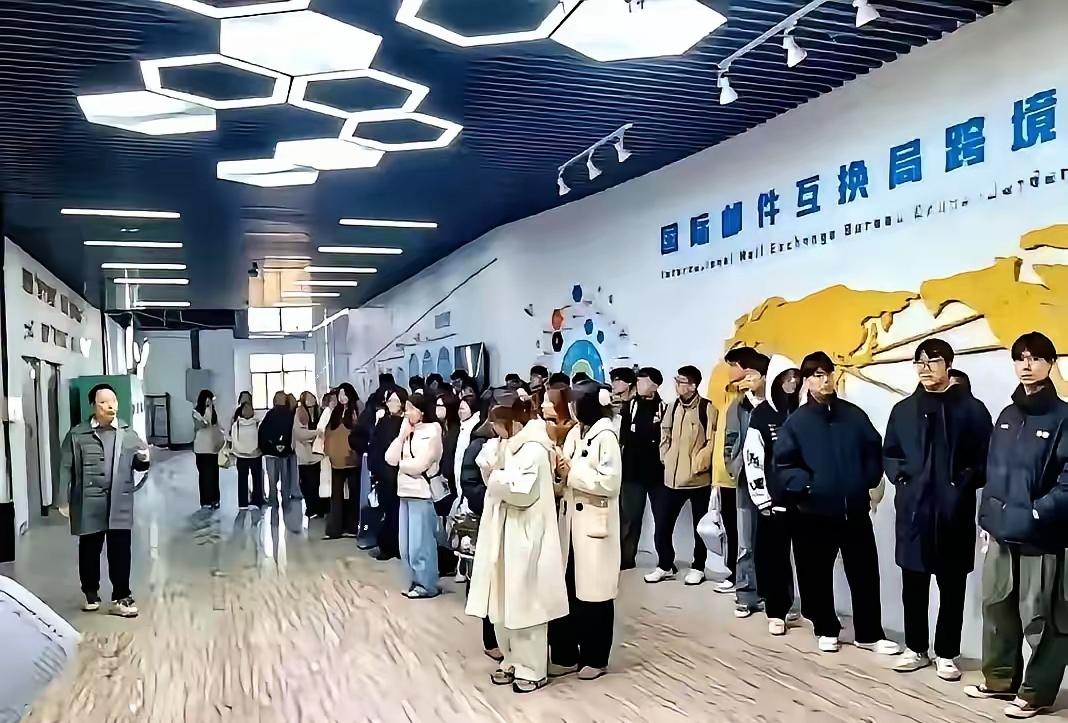终于有大学生敢提出质疑了。学校收着上万的学费和住宿费，转手就把人打包送进电子厂