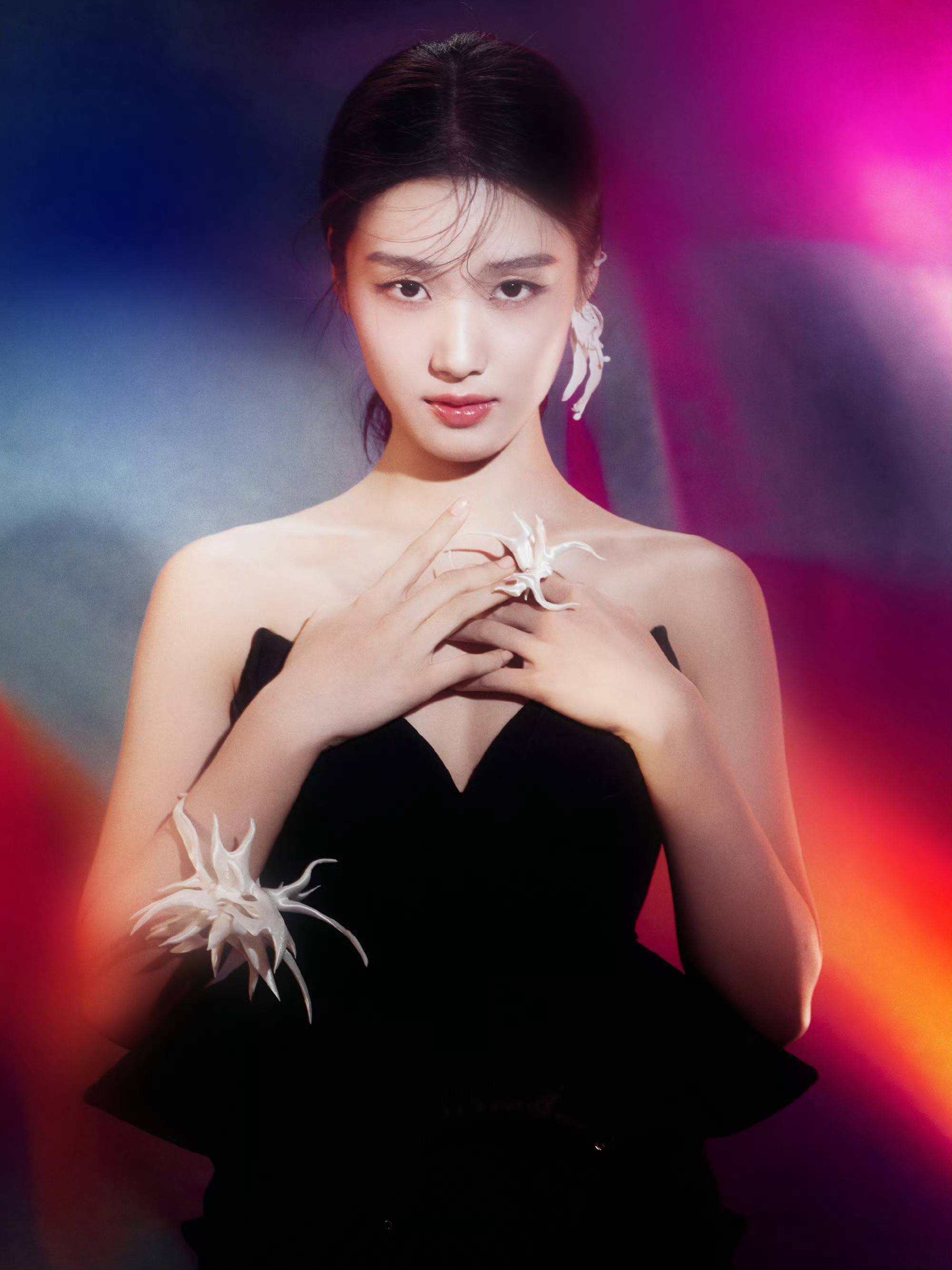 卢昱晓这个摄影好烂啊浪费美貌和礼服了。。。。vogue直播​​​