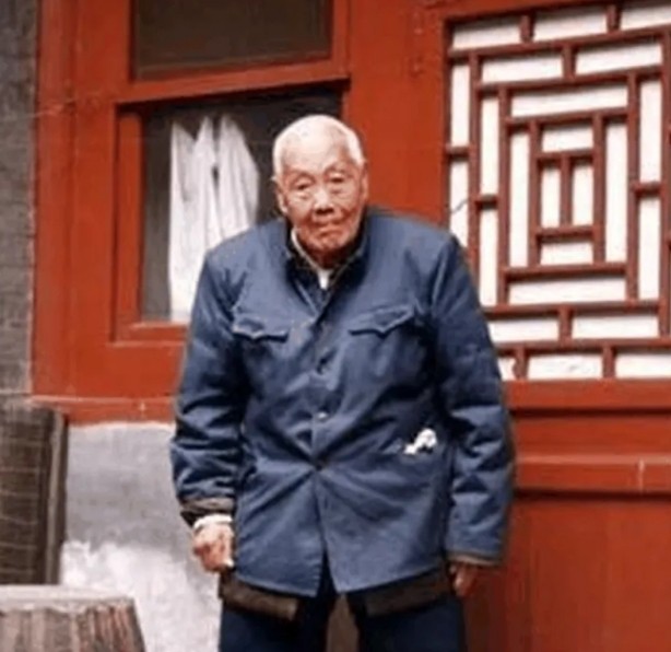 晚清时期，婉容把太监孙耀庭叫进闺房，命令他伺候自己冲澡，谁知，当她解开衣衫，孙耀