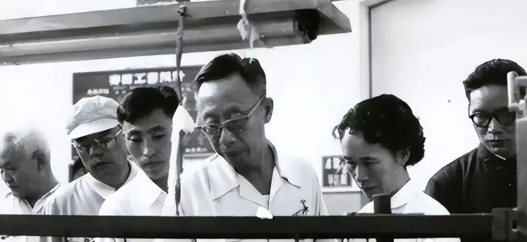 1961年秋天，一个穿灰布中山装的男人站在故宫售票窗口前，掏出五毛钱，买了一张门票。他叫爱新觉罗·溥