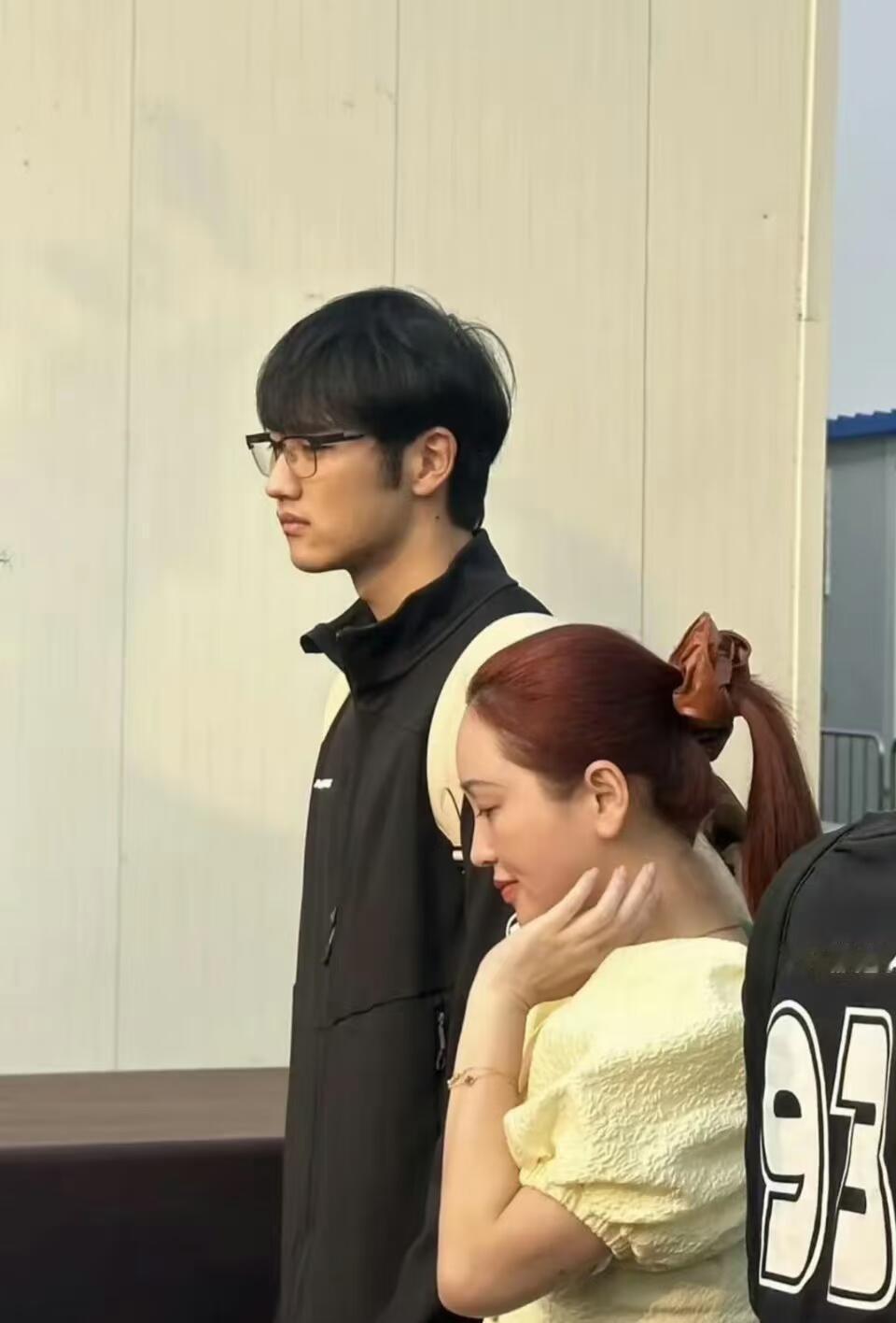 43岁金莎携小19岁丈夫游玩环球影城，路人原相机一出，舆论瞬间沸腾。旁人眼中，