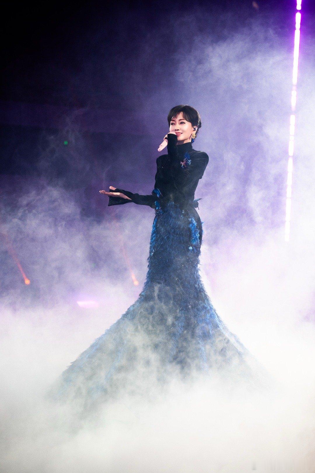 还有人没看到赵雅芝这套衣服吗？长长的拖尾上点缀了蝴蝶和羽毛，走路时蝶翼轻摆，远看