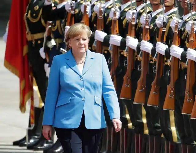 现在才明白默克尔的远见：当年坚决不用默茨，原来是给德国躲过一劫。麻烦各位读者