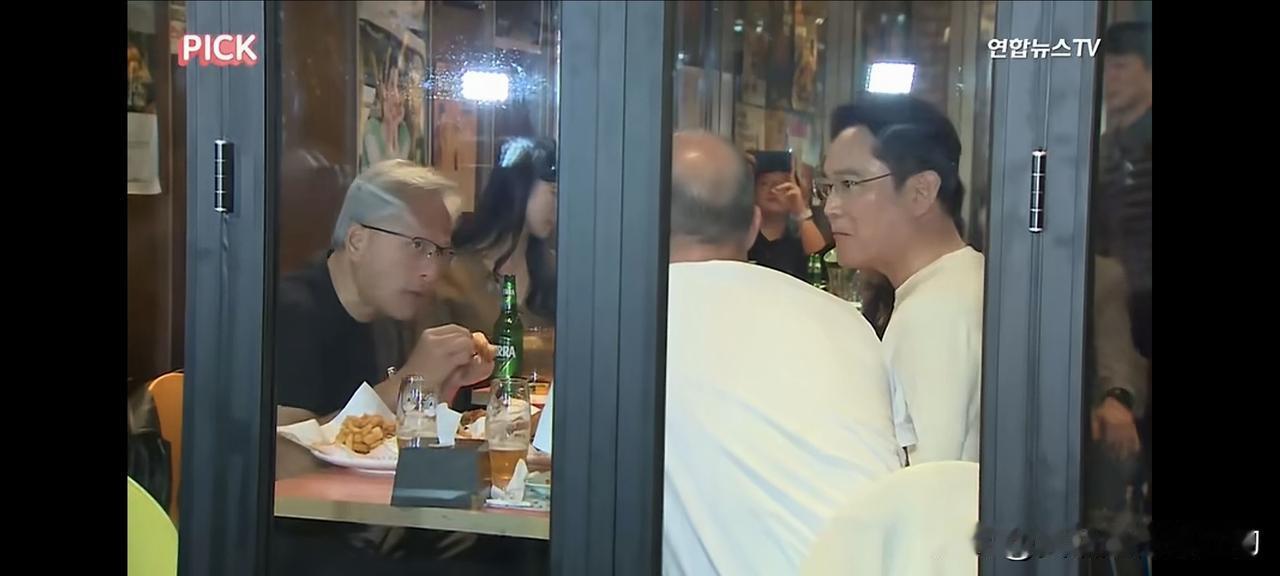 失去了中国市场，再牛逼的商人也只配在炸鸡店吃炸鸡。这就是很多网友对这一幕的表述。