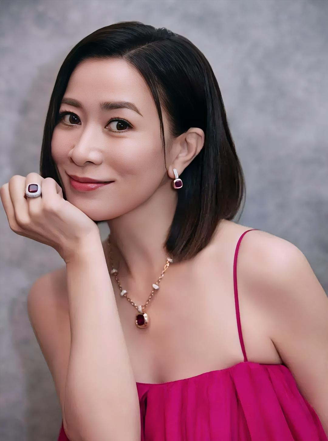 佘诗曼回应《新闻女王》带飞TVB，掉糖瞬间反差萌拉满。佘诗曼亮相活动现场，被