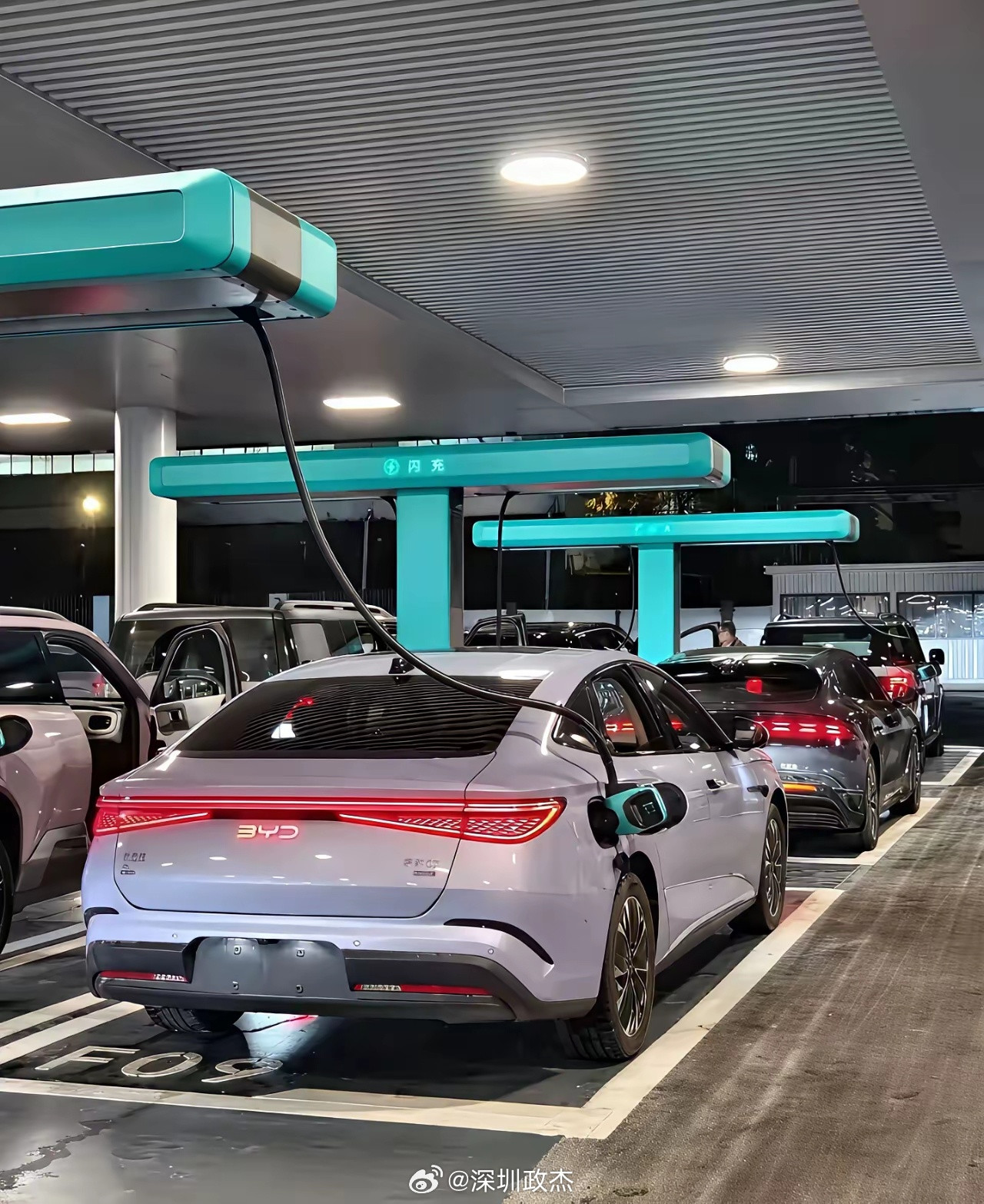 深圳比亚迪新闪充技术，1500KW充电，5分钟就能充400公里。它准备建4000