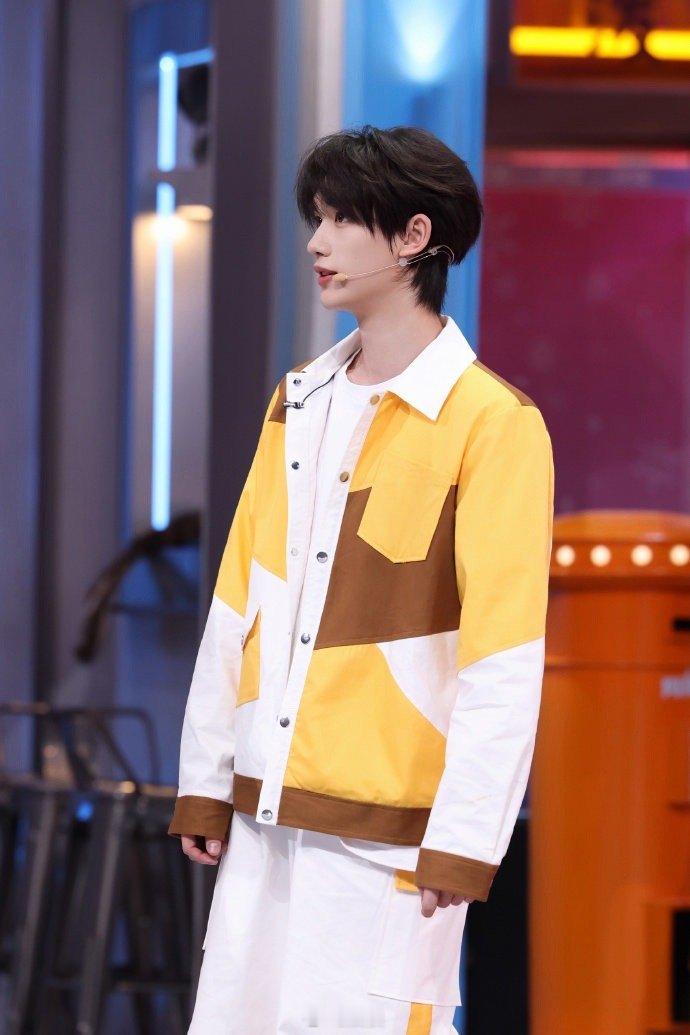 谁能拒绝《你好星期六》里的甜系小丁！不管是互动时红温的羞涩模样，还是藏猫猫时的机