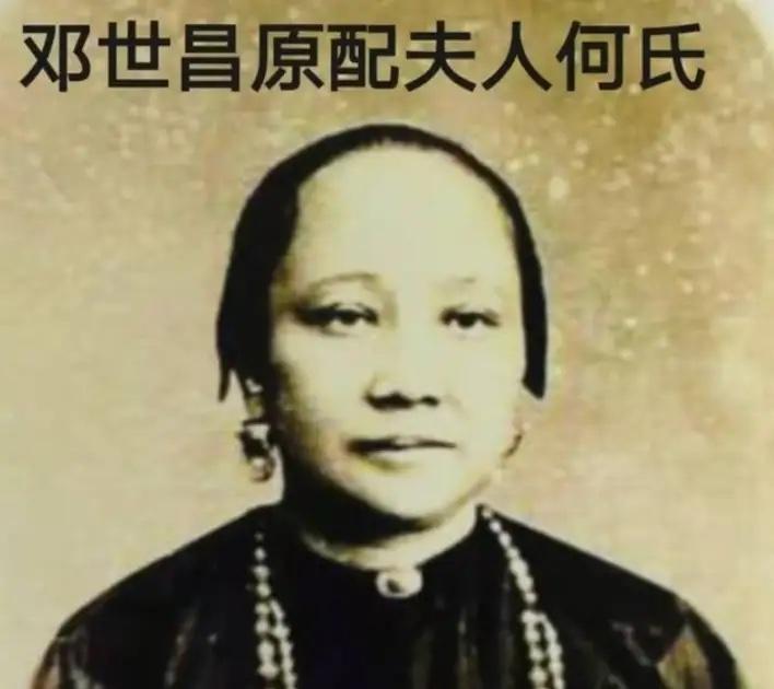 下图是邓世昌的妻子何氏，邓世昌牺牲时，她已经为邓世昌生育了两子五女。当时，邓世昌