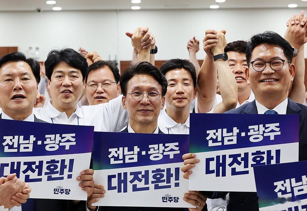 韩国共同民主党下届党首热门人选——国务总理金民锡与议员宋永吉，16日同步出席全南