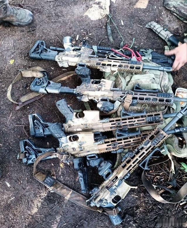 俄罗斯军队从乌克兰武装部队手中缴获的HaenelMK556突击步枪。​