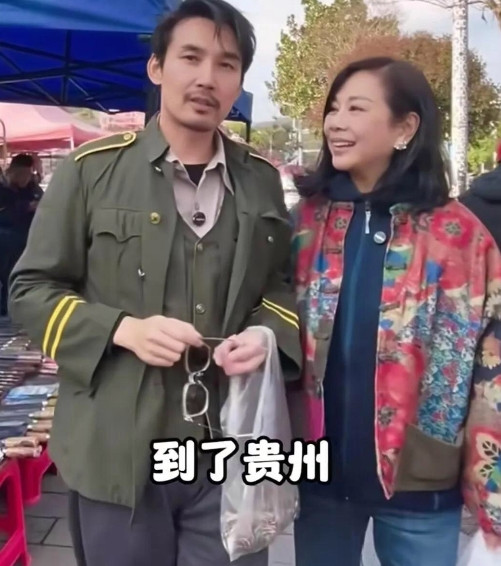 陈松伶张铎夫妇贵州赶大集，张铎为爱装老见真情，穿着土气的绿色军衣，胡子拉碴，一副