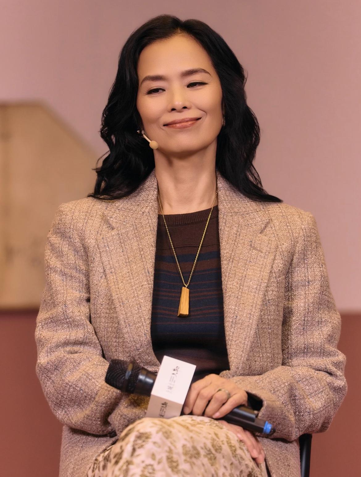 我觉得，韦唯以后可能很难再唱歌了，不是因为她唱功不行，而是因为她已经过时了，