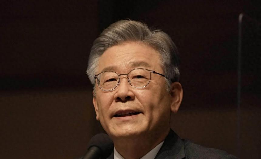 特朗普这波“收保护费”的手法，已经快演成闹剧了。韩国本来咬牙答应，买大宗、投35