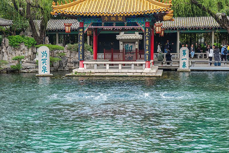 最近刷到济青争山东门面的话题，评论区吵得快把热搜掀翻了。说济南不配的，拿出来的