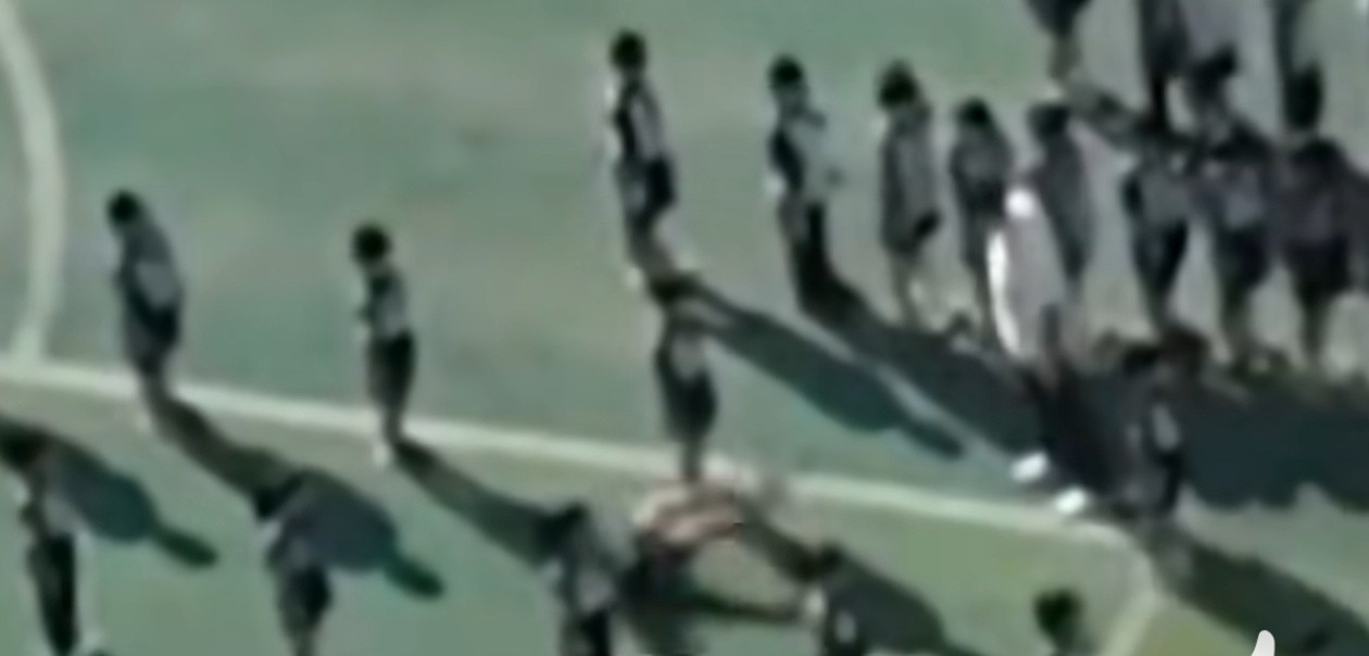 官方通报小学老师脚踢2学生本来我还想说踢两脚就踢两脚吧，毕竟有的时候孩子确实挺亲
