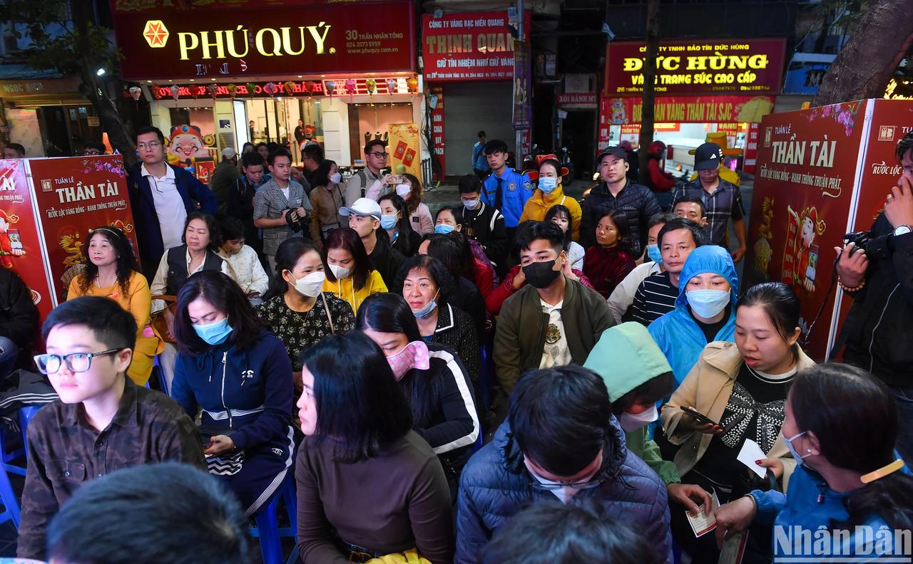 越南人还是有钱，排队争着购买黄金！近期，随着国际金价的一路攀升，越南国内金条