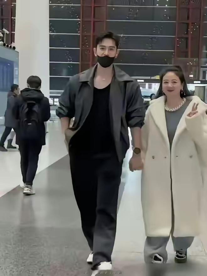真爱就是，无论妻子多胖，都自豪地带她出门，展示她是我妻！这点经超做到了！​​​