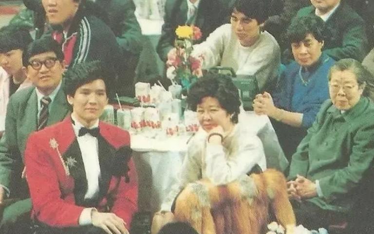1986年，费翔的妈妈突然对费翔说: