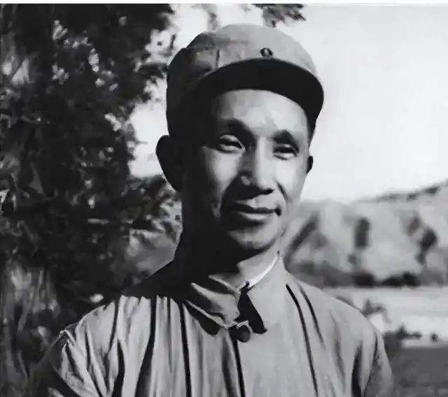 1977年，北京。粟裕刚刚吃完午饭，突然听到随员报告：“有个江西来的老同志叫陈兴