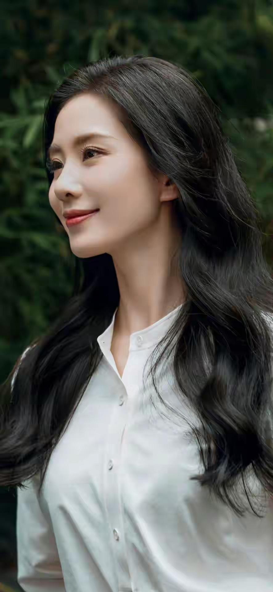 永远美诗诗:温柔微笑，白衬衫的清新魅力