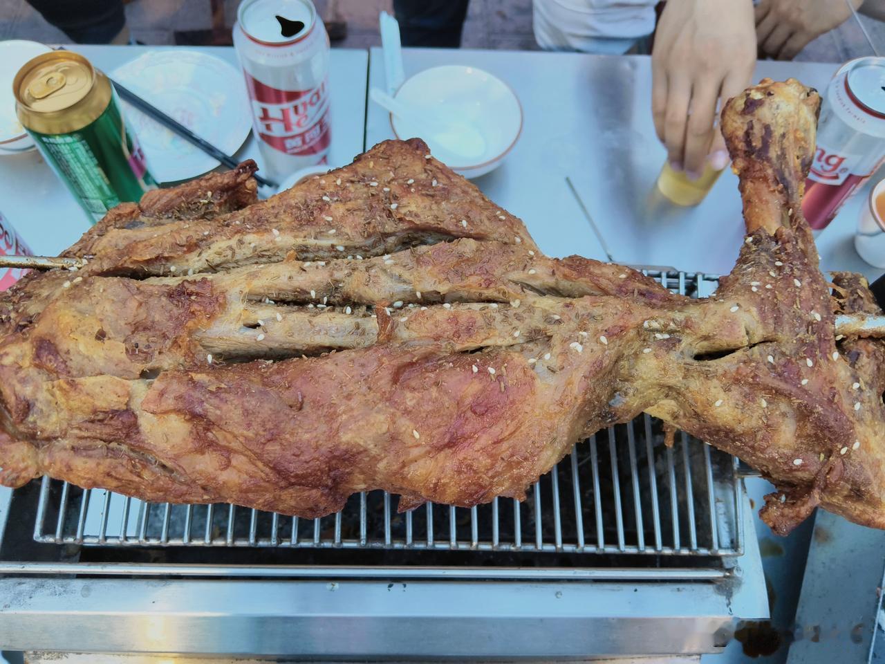 一只烤羊腿265，一把串40。同样是羊肉，烤肉串和烤羊腿价格差了不少。一只烤羊