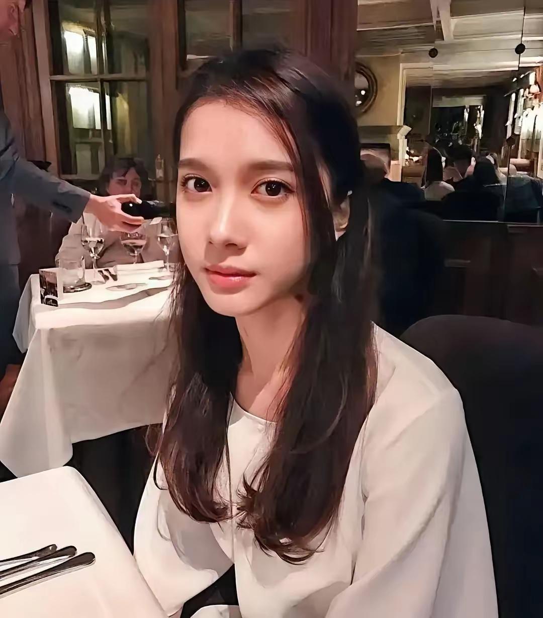 那个美国长大的华裔姑娘说得太直白明明我们在国内对外国人客客气气商场里语言