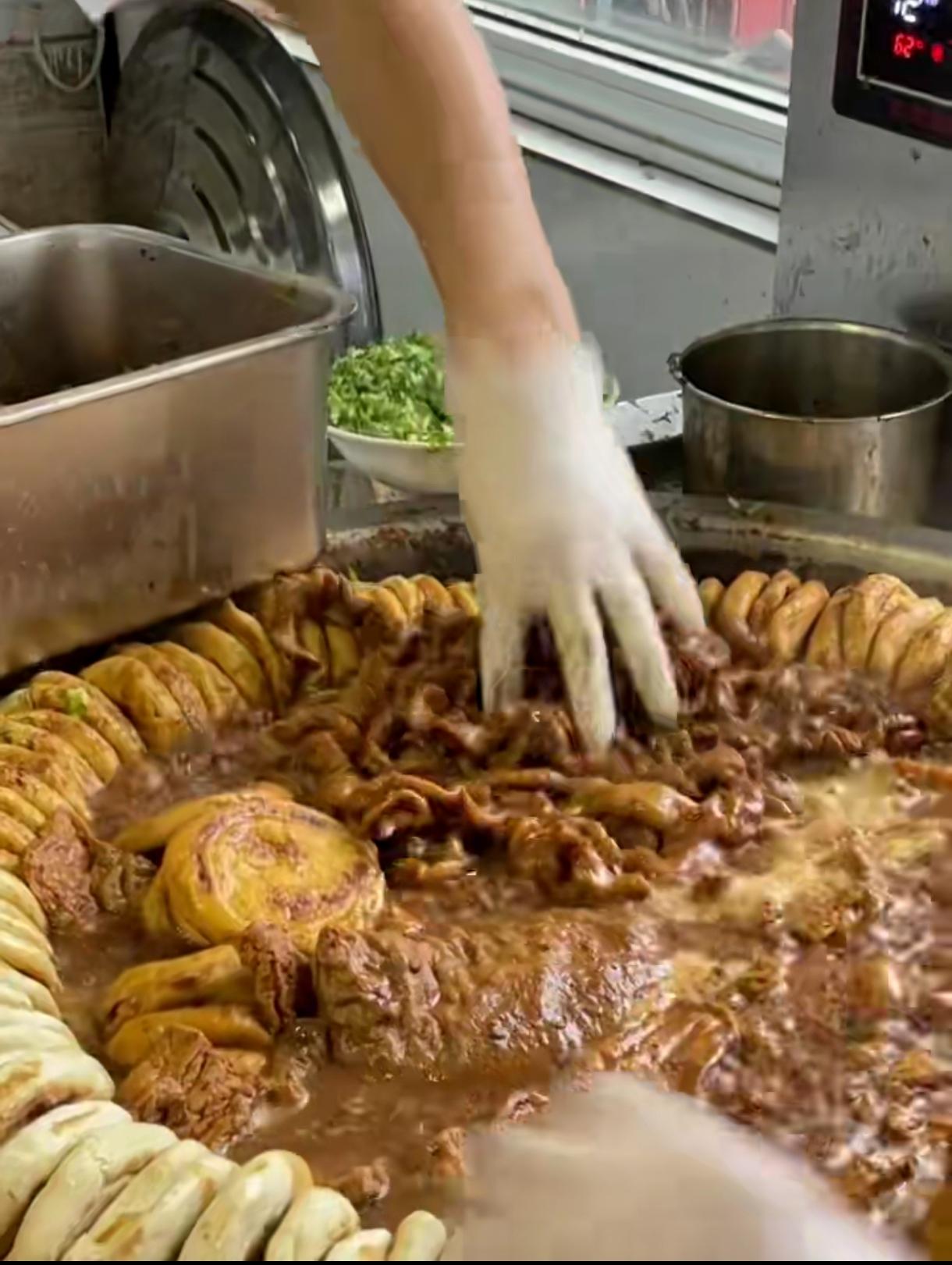 卤煮、汤泡饼是北京特色饮食，本地人就认可味道，那叫一个地道[大笑]有的外地人吃不