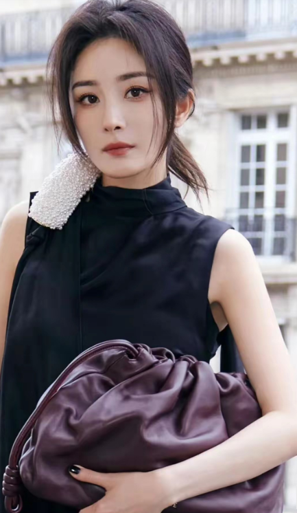 杨幂换了新发型，穿小黑裙比以前好看许多！梳盘发的杨幂，显得优雅婉约，特别是头发